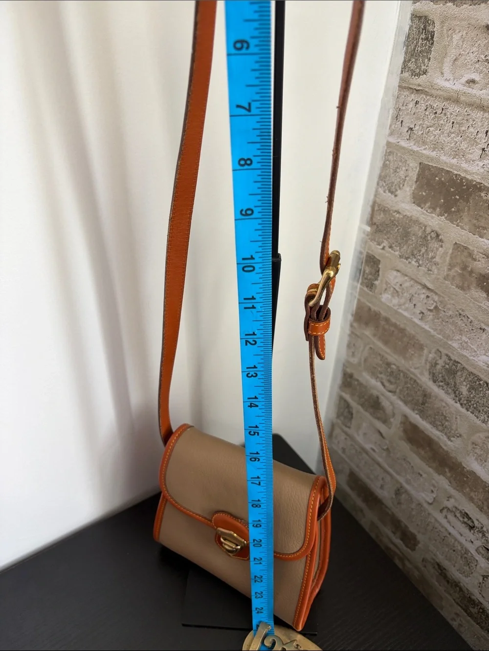 Dooney & Bourke Classic Tan Crossbody Shoulder Bag - Brown & Tan COA